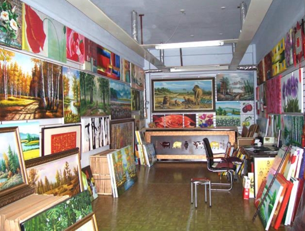 02_A_picture_and_photo_frame_showroom_in_Zhaozhai_professional_industry_street