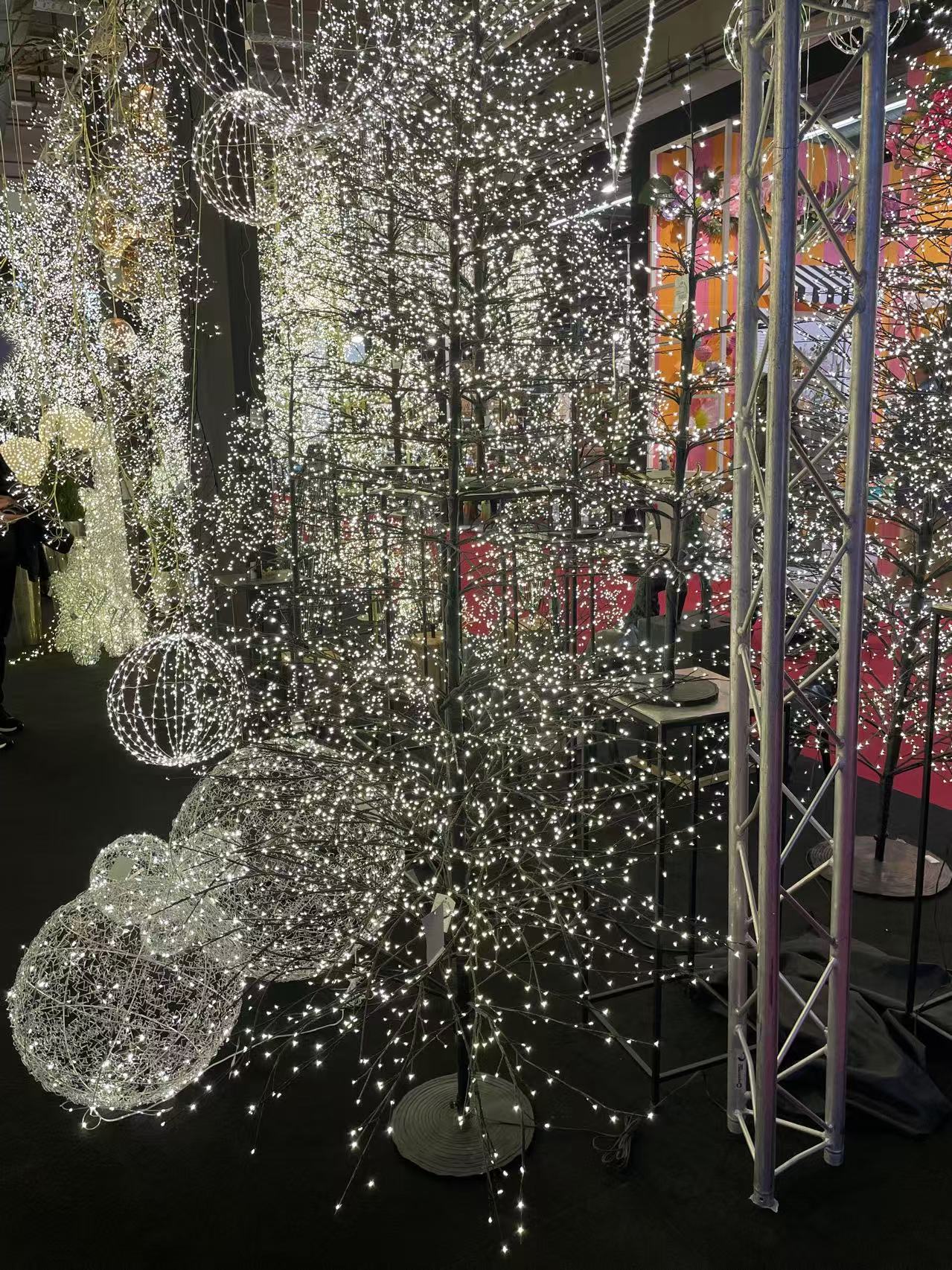 Christmas_lights_on_Frankfurt_Christmas_World_Show_2025