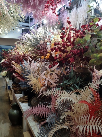 9115 JUNTING Fake Flowers and Plants Showroom 004