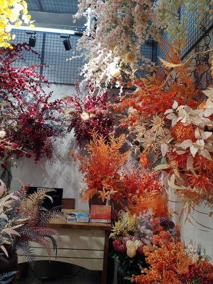 9115 JUNTING Fake Flowers and Plants Showroom 005