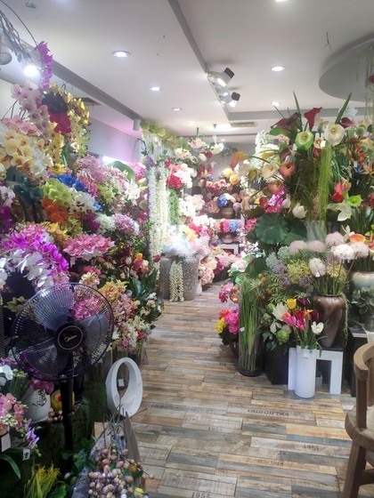 9124 XINSIJI Artificial Flowers & Plants Wholesale Factory Supplier in Yiwu China. Showroom 001