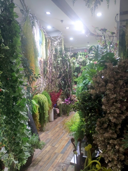 9124 XINSIJI Artificial Flowers & Plants Wholesale Factory Supplier in Yiwu China. Showroom 005