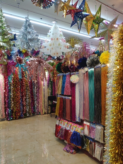 9131 JINGXITE Tinsel Metallic Garland Showroom 001