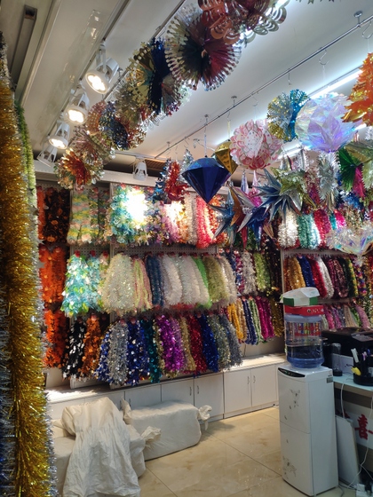 9131 JINGXITE Tinsel Metallic Garland Showroom 002