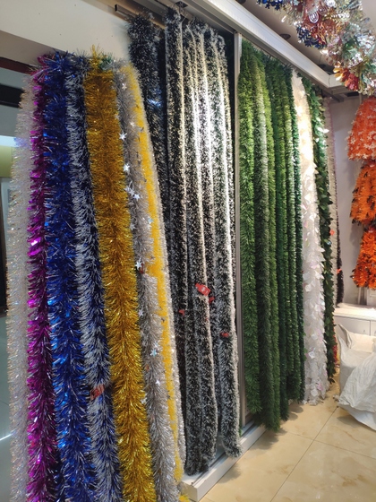 9131 JINGXITE Tinsel Metallic Garland Showroom 003