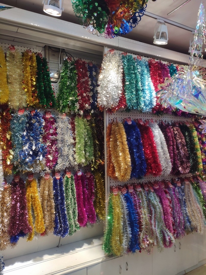 9131 JINGXITE Tinsel Metallic Garland Showroom 005