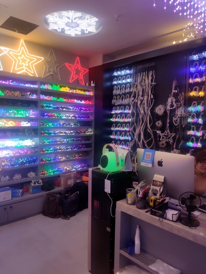 9137 WEIWEI Christmas Lights Factory Wholesale Supplier in Yiwu China. Showroom 009