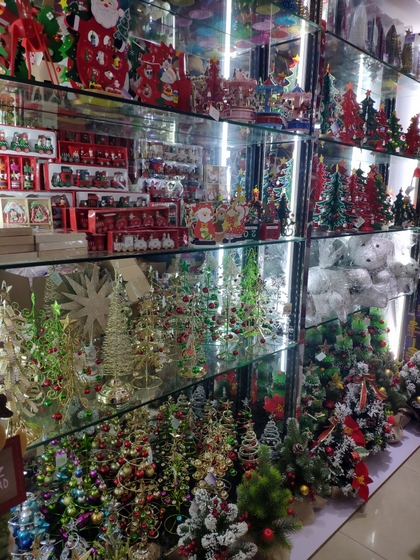 9160 Sun And Moon Christmas Products Showroom 003