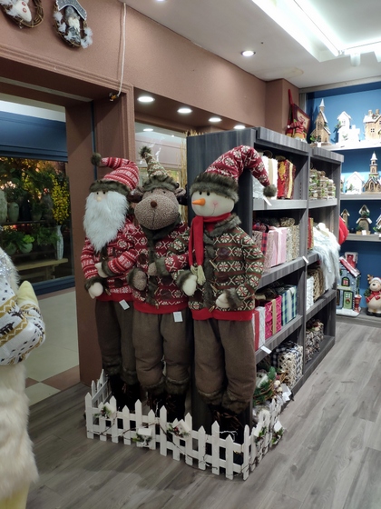 9172 BoYang Christmas Crafts Showroom 001