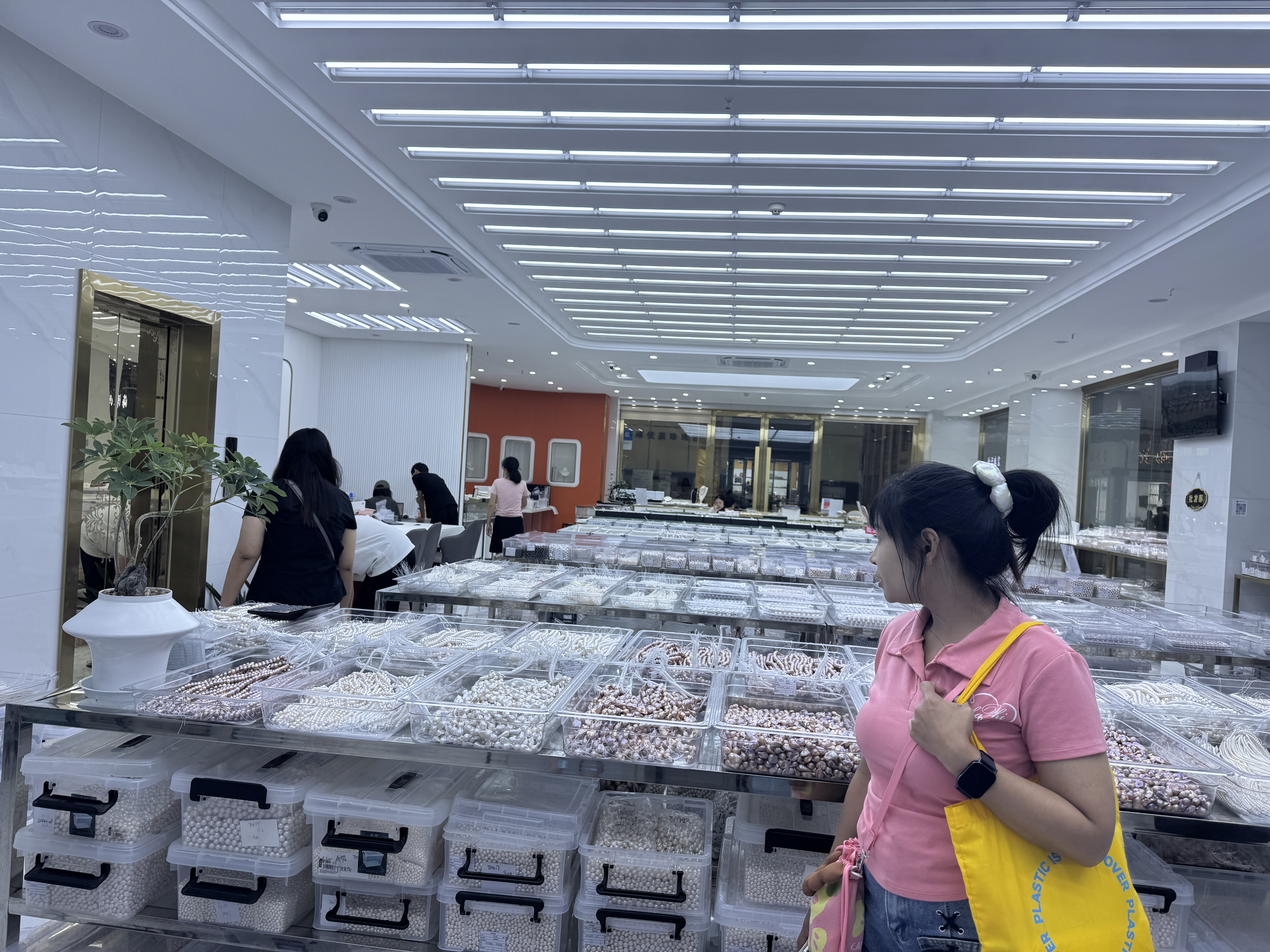 shopping pearls stock inside zhuji pearls market