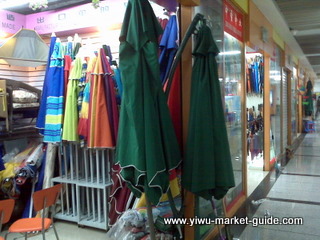 beach umbrella and outdoor umbrella wholesale in Yiwu market