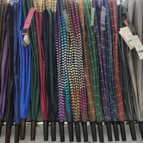 https://www.yiwu-market-guide.com/images/dollar-store-umbrella-wholesale-in-Yiwu-market-China.jpg