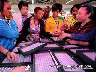 overseas buyers are selecting rings inside yiwu jewelry market