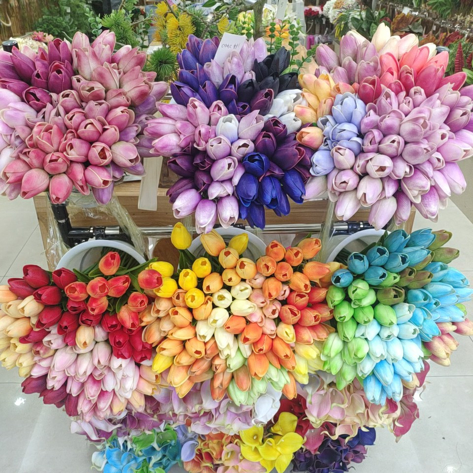 Same tulips in Yiwu artificial market priced for 1.10RMB