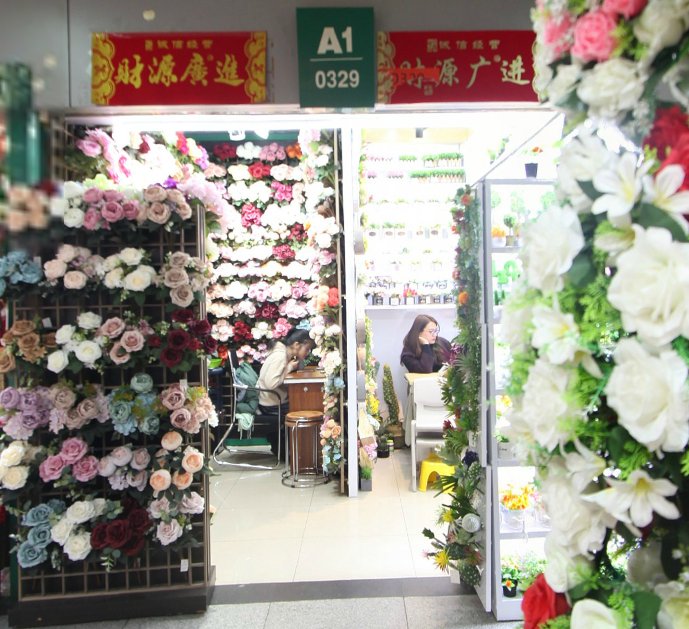 2 suppliers share 1 shop in Yiwu artificial flowers market