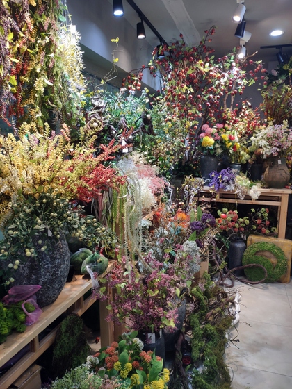 9138 XINGDA Plastic Flowers Showroom 005