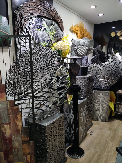 9196 Royal Metal Decorations Showroom 003