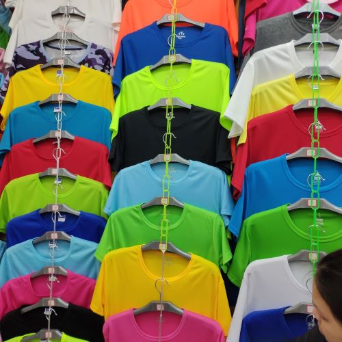 T-shirts suitable for dollar stores are wholesaled in Yiwu Huangyuan clothes market