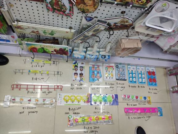 Select wholesale dollar store items in Yiwu market, China