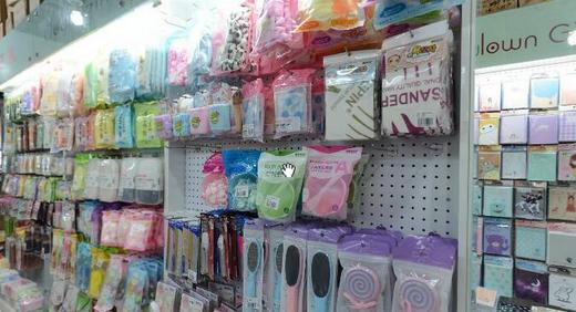 Dollar store beauty tools are wholesaled at Xingzhong Street